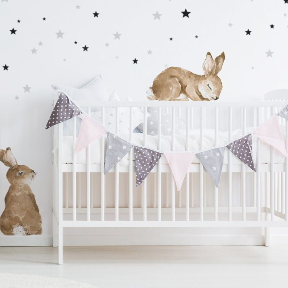 Babyzimmer mit Hasen Wandsticker, ein schlafender und ein sitzender