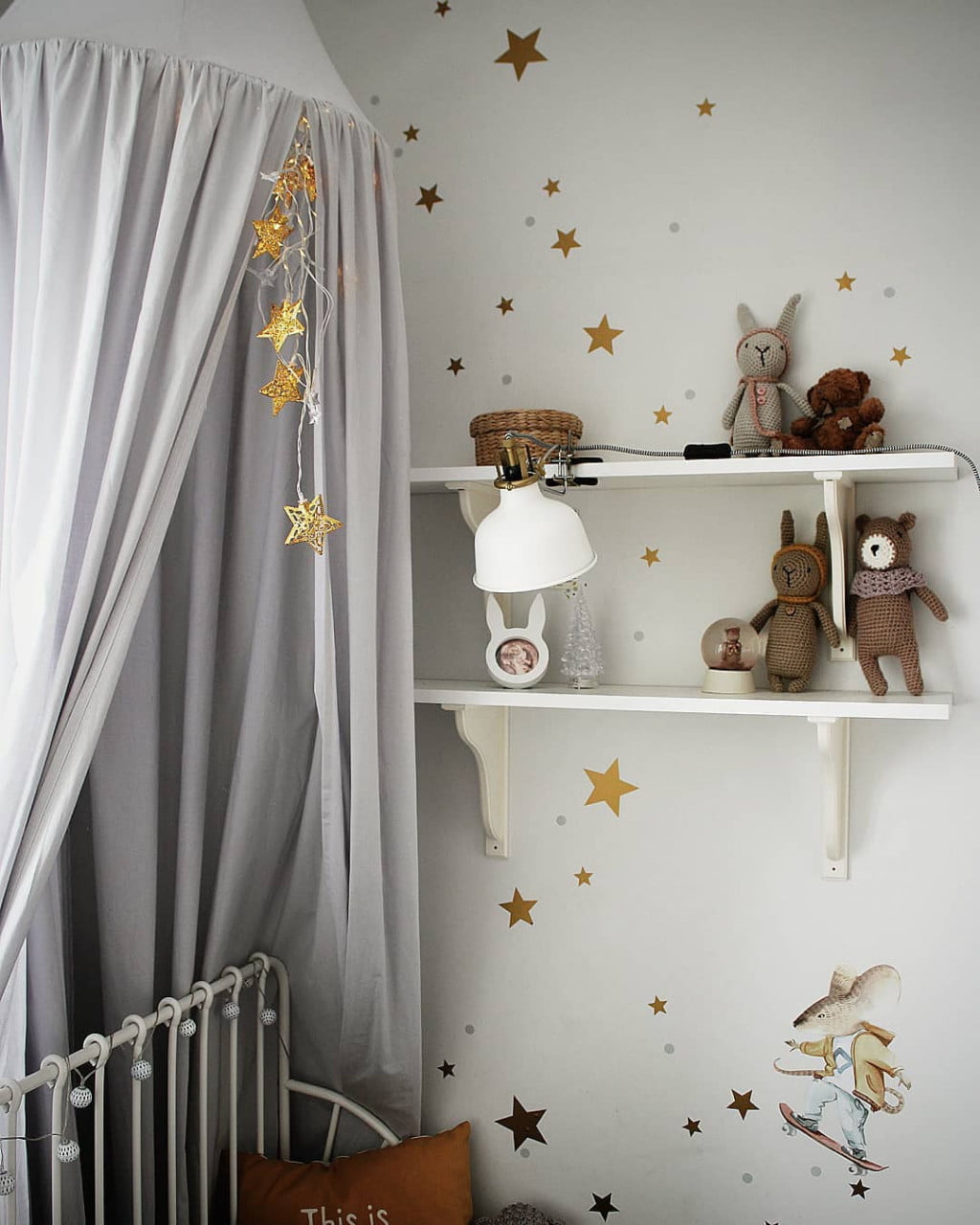 Kinderzimmer mit goldenen Sternen Wandstickers