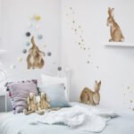 Kinderzimmer mit Wandstickers mit drei Hasen, einem der schläft, einem der sitzt und einem der zuschaut