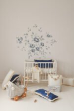 Babyzimmer mit Babybett und Wandaufkleber mit blauen Rosen in Vintage Still