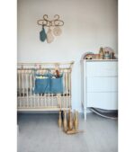 Babyzimmer mit Babybett und Bett Organizer aus Leinen mit zwei Fächer in Petrol Farbe