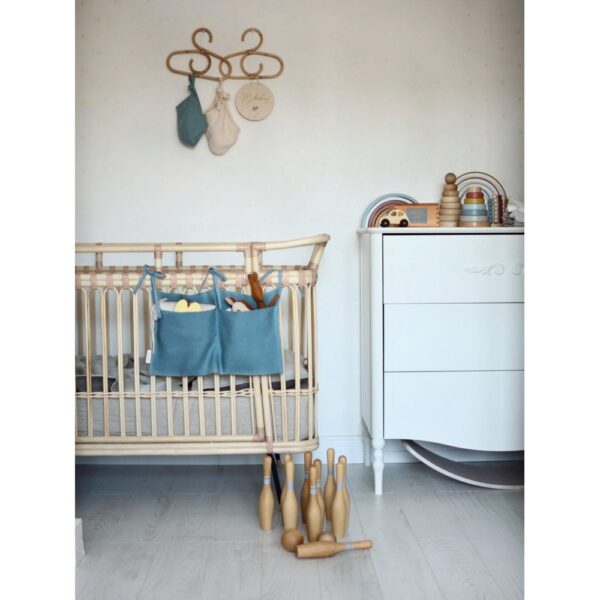 Babyzimmer mit Babybett und Bett Organizer aus Leinen mit zwei Fächer in Petrol Farbe