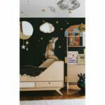 Kinderzimmer mit Wandaufkleber einem Fuchs, der auf dem Mond und den Sternen schaut
