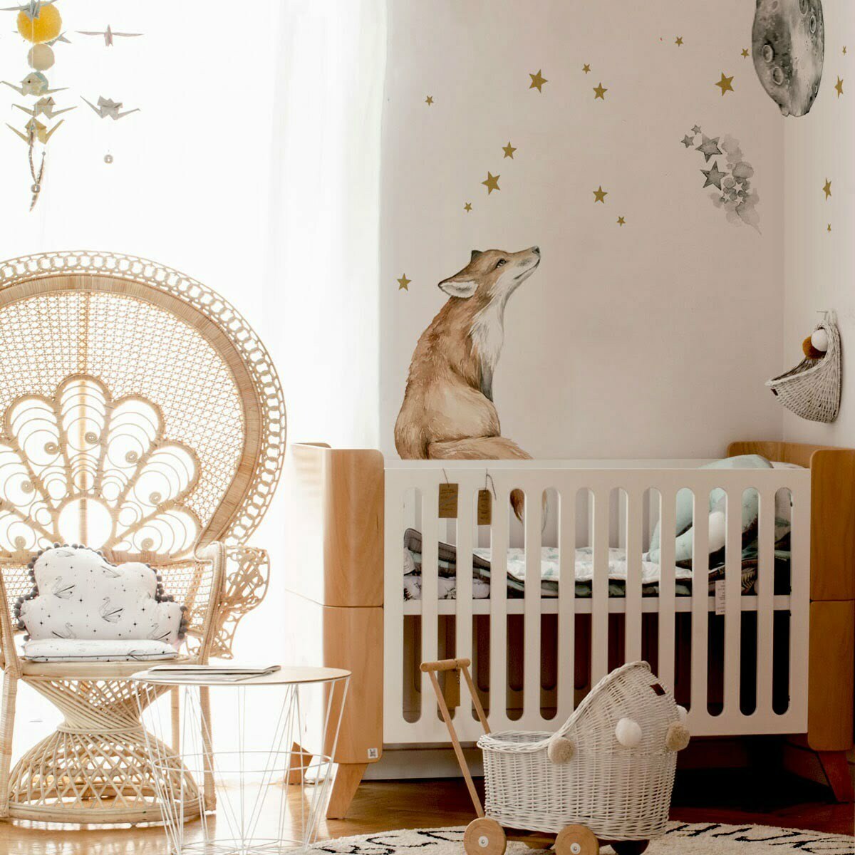 Kinderzimmer mit Wandaufkleber einem Fuchs, der auf dem Mond und den Sternen schaut