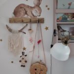 Kinderzimmer mit Wandsticker mit einem Hasen, der schläft