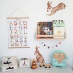 Kinderzimmer mit Wandsticker mit zwei Hasen, eins der hüpft und ein der sitzt