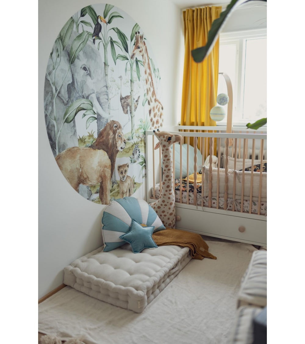 Babyzimmer mit Babybett und Bettumrandung aus Leinen mit Schnüren in Naturleinen Farbe