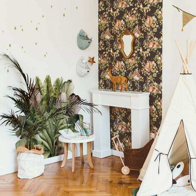 Kinderzimmer mit Wandsticker, die exotische Pflanzen in unterschiedlichen Grüntönen und goldene Sterne darstellen