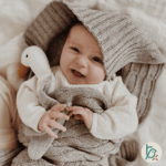 Ein Baby mit Schmusetuch aus zertifizierter Bio-Baumwolle