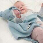 Ein Baby mit Schmusetuch Kuscheltier Häschen mit langen Ohren und vier Tuchecken in Farbe blau aus Bio Musselin