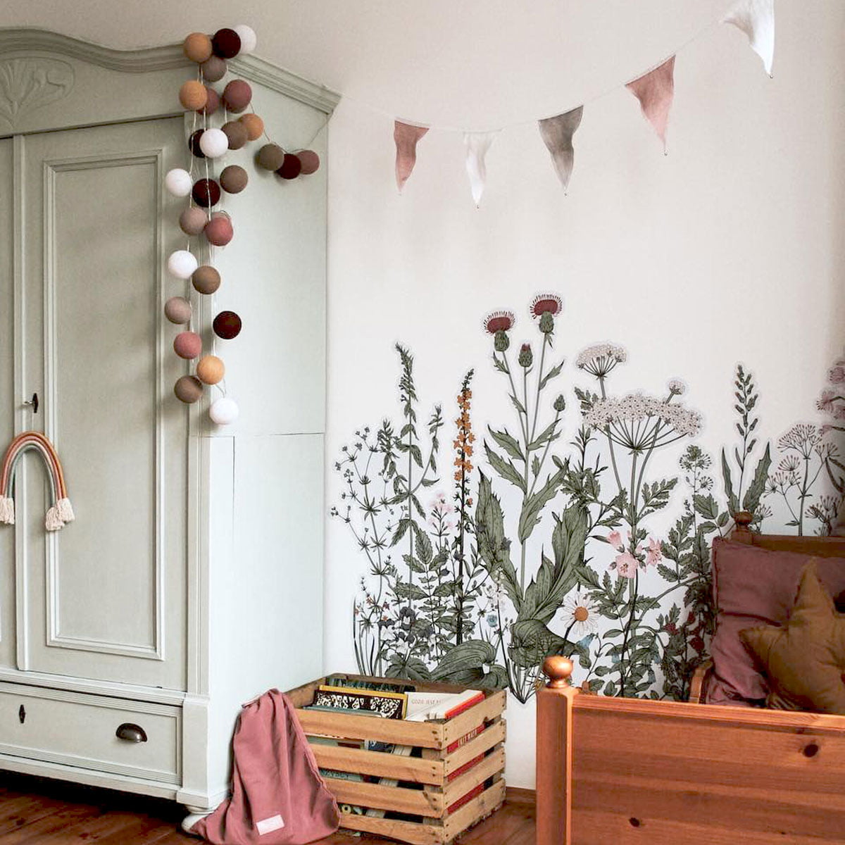 Kinderzimmer mit einem Wandsticker, der grosse bunte Wiese mit verschiedenen Pflanzen und Blumen darstellt