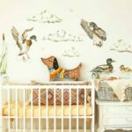 Kinderzimmer mit Wandsticker, der fliegende und schwimmende Enten im Dickicht mit Pflanzen und Wolken darstellt