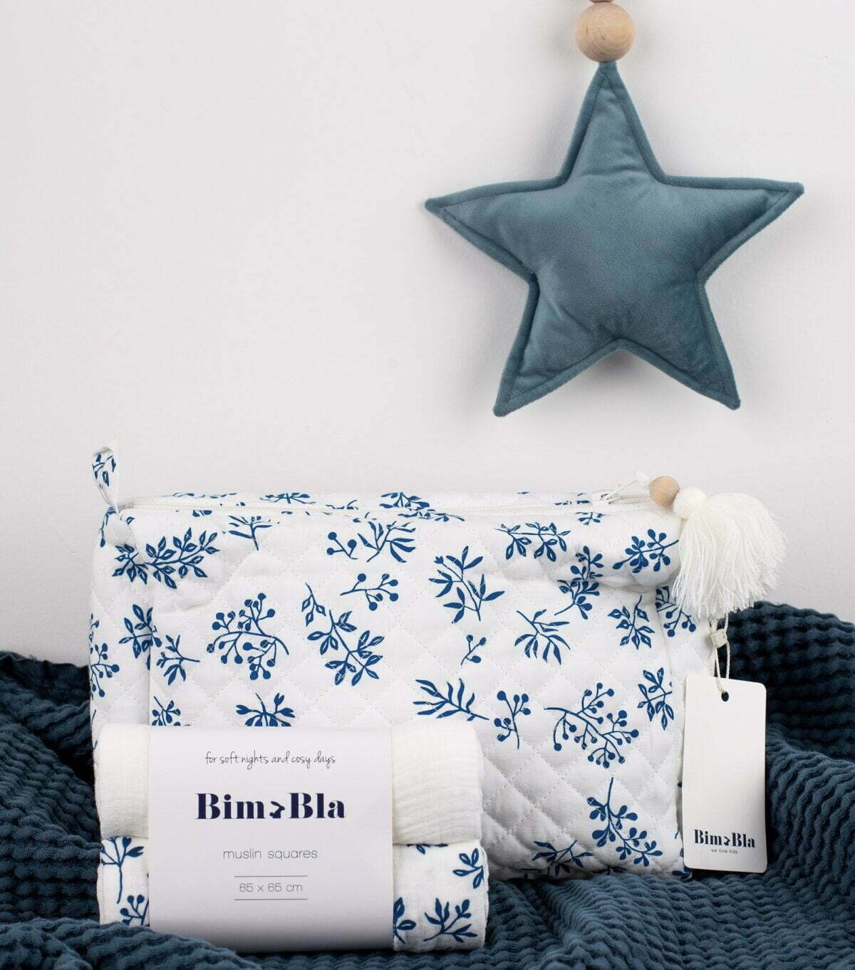 Baumwolle Kulturtasche mit blauen Blumen Motiv für Babies und Kinder mit zwei Musselin Mulltücher
