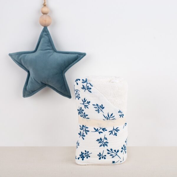 Bio Baumwolle Handtuch mit Kapuze mit blauen Blumen Motiv für Baby