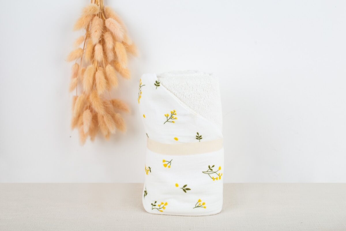 Bio Baumwolle Handtuch mit Kapuze mit gelb grünen Blumen Motiv für Baby