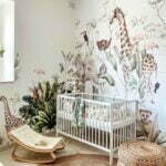 Kinderzimmer mit einem Wandsticker der exotische Pflanzen in unterschiedlichen Grüntönen darstellt