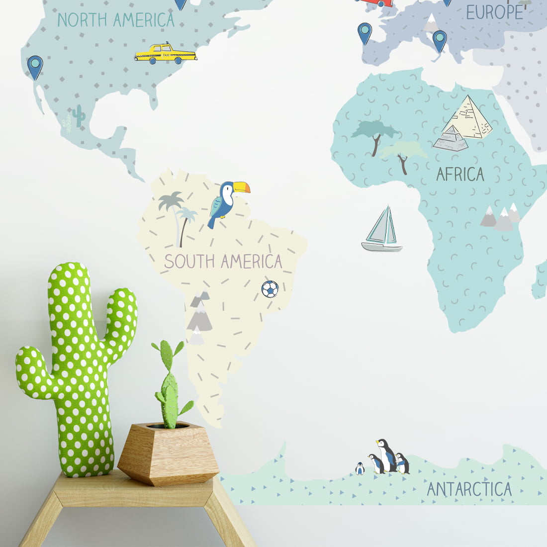 Wandsticker Weltkarte in minze pastell Farben mit vier Kontinenten unterschrieben auf Englisch