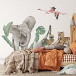Ein Kinderzimmer mit Wandaufkleber Safari mit einem Elefanten, Tiger, Flamingo, Affen und sämtlichen Pflanzen