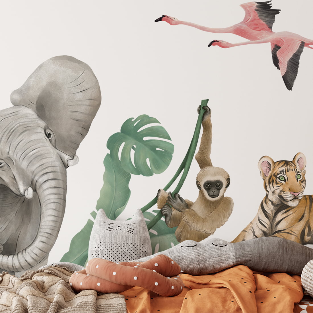 Ein Kinderzimmer mit Wandaufkleber Safari mit einem Elefanten, Tiger, Flamingo, Affen und sämtlichen Pflanzen