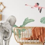 Ein Babyzimmer mit Wandaufkleber Safari mit einem Elefanten, Tiger, Flamingo, Affen und sämtlichen Pflanzen