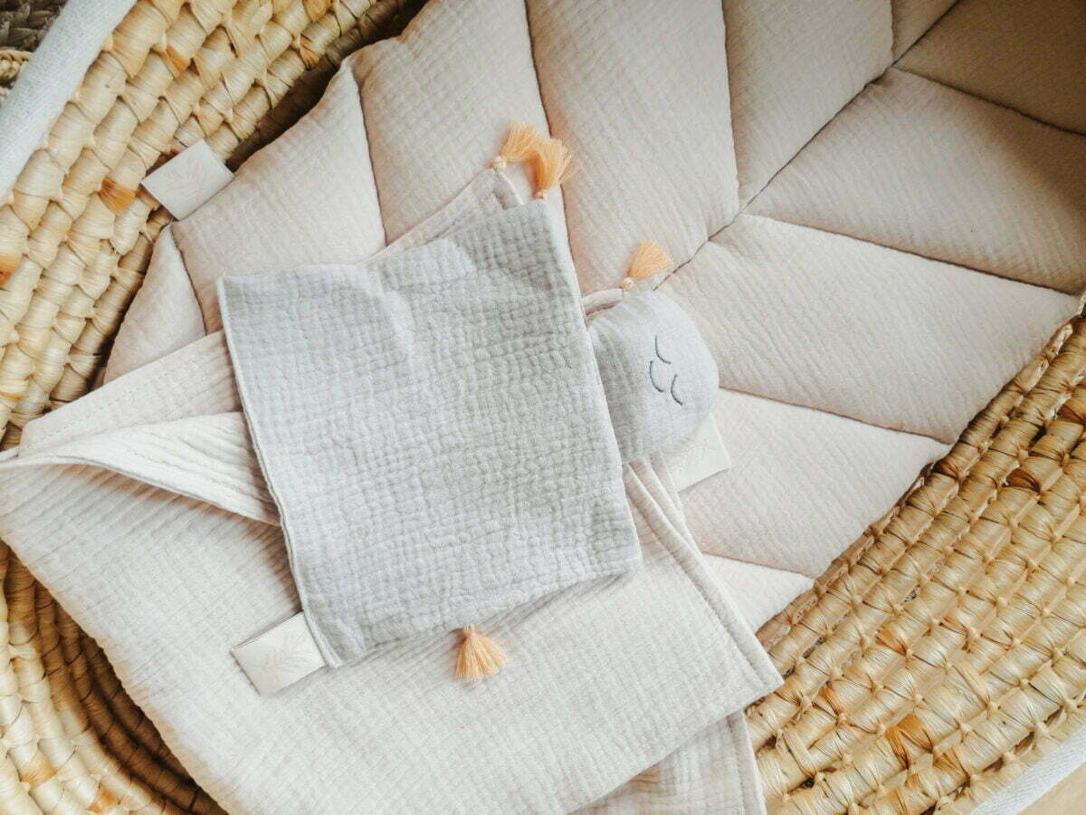 Montessori Topponcino Materatze im Form eines Blattes mit einer Decke mit Quasten in Beige Farbe