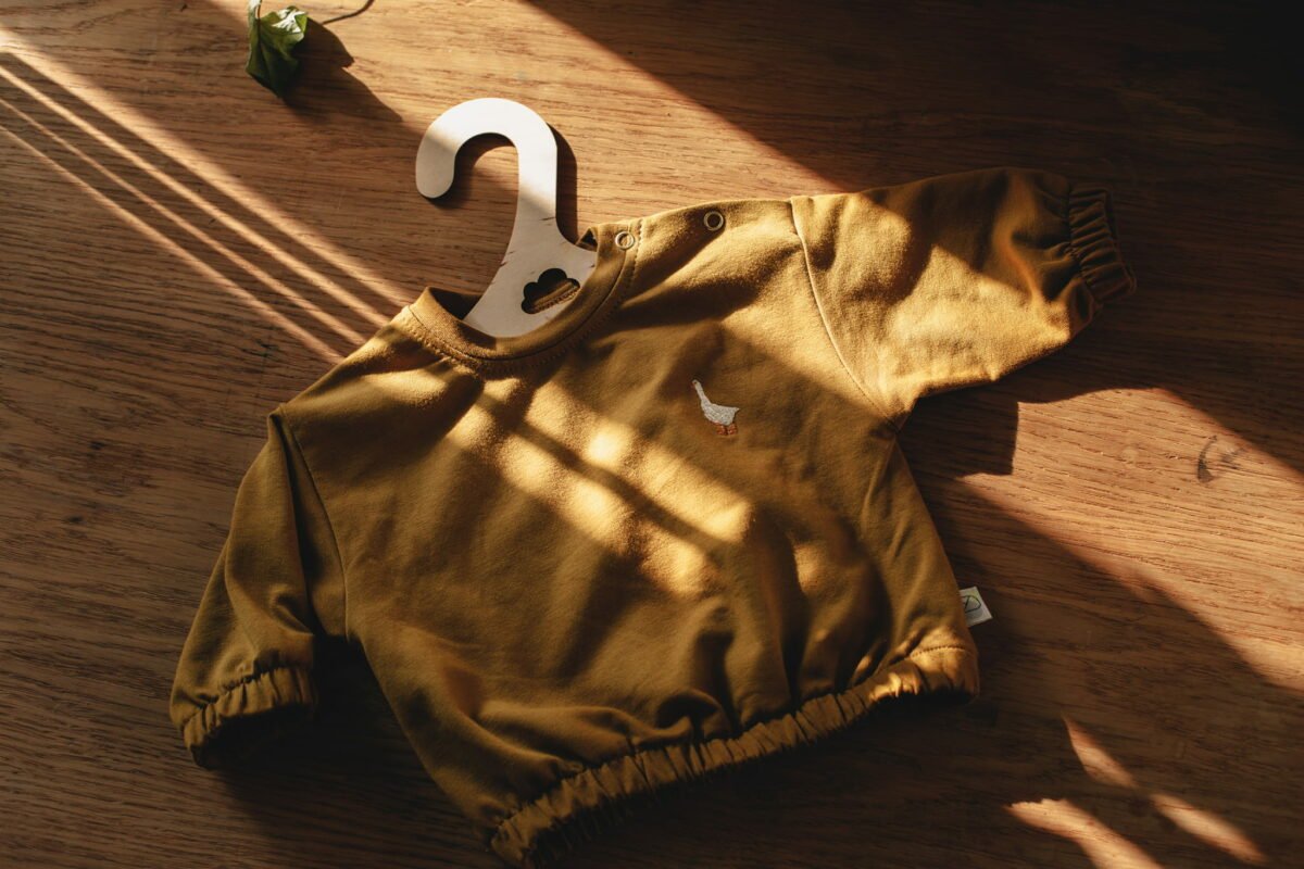 Baby Bluse mit Gänse Stickerei aus Bio-Baumwolle mit GOTs Zertifikat – Karamell
